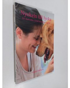 Kirjailijan Anders Hallgren käytetty kirja Nyckeln till lycka : att motverka social stress hos hundar