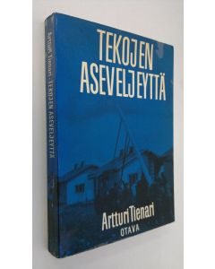 Kirjailijan Artturi Tienari käytetty kirja Tekojen aseveljeyttä : viisi vuotta vapaaehtoista asevelitoimintaa Tampereella 1940-1945