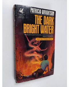 Kirjailijan Patricia Wrightson käytetty kirja The Dark Bright Water