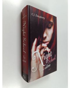 Kirjailijan C. J. Daugherty käytetty kirja Night school : yön valitut