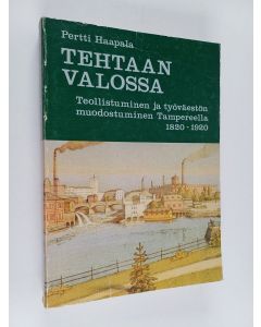 Kirjailijan Pertti Haapala käytetty kirja Tehtaan valossa : teollistuminen ja työväestön muodostuminen Tampereella 1820-1920