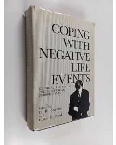 Kirjailijan C. R. Snyder käytetty kirja Coping with negative life events : clinical and social psychological perspectives