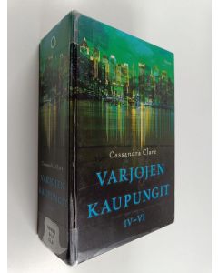 Kirjailijan Cassandra Clare käytetty kirja Varjojen kaupungit IV-VI