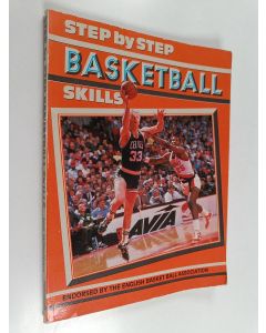 Kirjailijan Richard Taylor & Joe Whelton käytetty kirja Step by Step Basketball Skills
