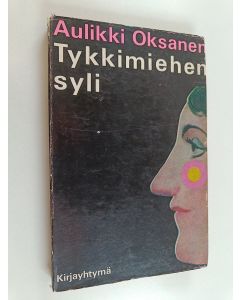 Kirjailijan Aulikki Oksanen käytetty kirja Tykkimiehen syli