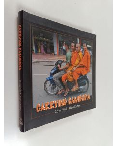 Kirjailijan Hans Kemp & Conor Wall käytetty kirja Carrying Cambodia