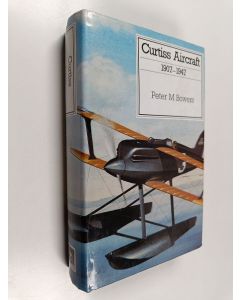 Kirjailijan Peter M. Bowers käytetty kirja Curtiss Aircraft, 1907-47