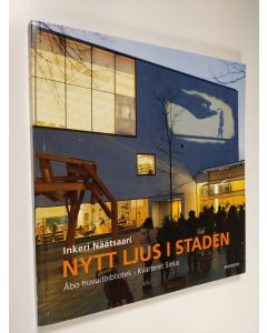 Kirjailijan Inkeri Näätsaari uusi kirja Nytt ljus i staden : Åbo huvudbiblioteket i kvarteret Sirius