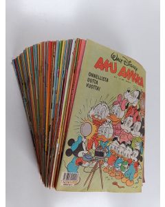 Kirjailijan Walt Disney käytetty teos Aku Ankka vuosikerta 1990 (1-52, n:o 23 ja 37 puuttuu)