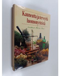 Kirjailijan Malcolm Stuart käytetty kirja Kauneutta ja terveyttä luonnonyrteistä