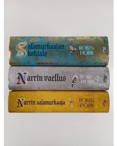 Kirjailijan Robin Hobb käytetty kirja Narri ja näkijä 1-3 : Narrin salamurhaaja ; Narrin vaellus ; Salamurhaajan kohtalo