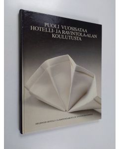 Kirjailijan Ritva Mustakallio käytetty kirja Puoli vuosisataa hotelli- ja ravintola-alan koulutusta : Helsingin hotelli- ja ravintolakoulun 50-vuotishistoriikki