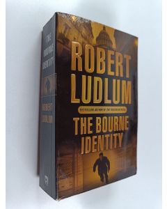 Kirjailijan Robert Ludlum käytetty kirja The Bourne Identity