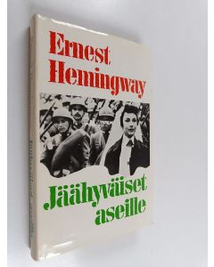 Kirjailijan Ernest Hemingway käytetty kirja Jäähyväiset aseille