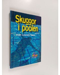 Kirjailijan Joan Lowery Nixon käytetty kirja Skuggor i poolen