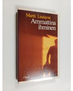 Kirjailijan Martti Lindqvist käytetty kirja Ammattina ihminen : hoidon etiikasta ja arvoista