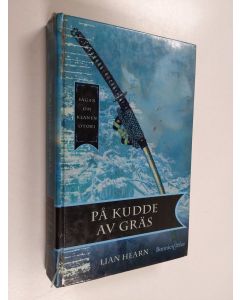 Kirjailijan Lian Hearn käytetty kirja På kudde av gräs