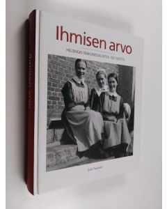 Kirjailijan Jyrki Paaskoski käytetty kirja Ihmisen arvo : Helsingin diakonissalaitos 150 vuotta