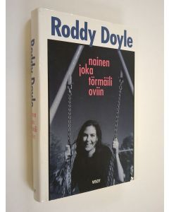 Kirjailijan Roddy Doyle käytetty kirja Nainen joka törmäili oviin