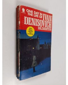 Kirjailijan Alexander Solzhenitsyn käytetty kirja One day in the life of Ivan denisovich