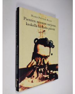 Kirjailijan Hans Petter Blad käytetty kirja Pienten miesten varjossa, keskellä kirkasta päivää (ERINOMAINEN)