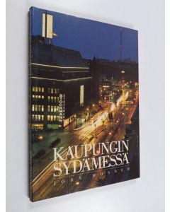 Kirjailijan Jörn Donner käytetty kirja Kaupungin sydämessä : kahdeksan tapaa kuvailla Helsinkiä
