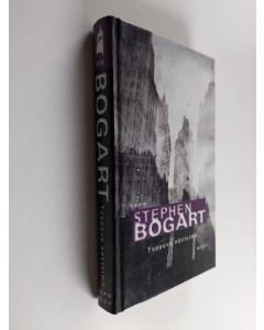 Kirjailijan Stephen Bogart käytetty kirja Tappava näytelmä