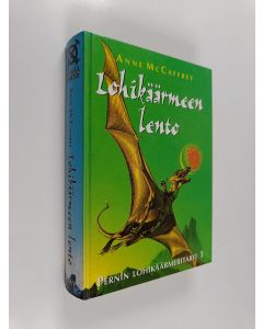 Kirjailijan Anne McCaffrey käytetty kirja Lohikäärmeen lento