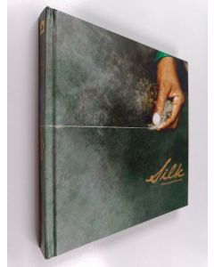 Kirjailijan Ipsita Sarkar & Clare Stewart ym. käytetty kirja Silk : A Journey Into the World of Silk