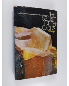 Kirjailijan Edward Trevor Stringer käytetty kirja The Secret of the Gods - An Outline of Tellurianism