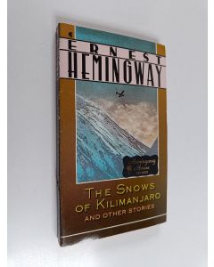 Kirjailijan Ernest Hemingway käytetty kirja The Snows of Kilimanjaro - And Other Stories