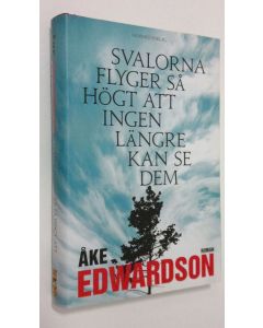 Kirjailijan Åke Edwardson käytetty kirja Svalorna flyger så högt att ingen längre kan se dem (ERINOMAINEN)