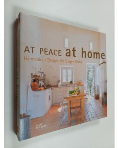 Kirjailijan Juliet Pegrum käytetty kirja At peace at home : harmonious designs for simple living