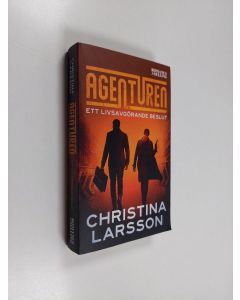 Kirjailijan Christina Larsson käytetty kirja Agenturen : Ett livsavgörande beslut
