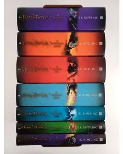 Kirjailijan J. K. Rowling uusi kirja Harry Potter 1-7 (koko sarja) : Harry Potter ja viisasten kivi ; Salaisuuksien kammio ; Azkabanin vanki ; Liekehtivä pikari ; Feeniksin kilta ; Puoliverinen prinssi ; Kuoleman varjelukset