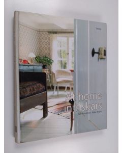 Kirjailijan Sari Puustinen käytetty kirja At home in Fiskars