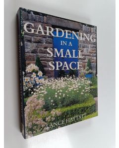 Kirjailijan Lance Hattatt käytetty kirja Gardening in a small space