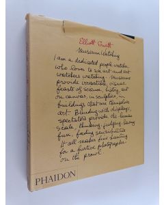 Kirjailijan Elliott Erwitt käytetty kirja Museum watching