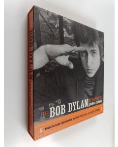 Kirjailijan Robert Santelli käytetty kirja The Bob Dylan Scrapbook, 1956-1966 (laatikossa)