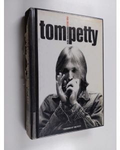 Kirjailijan Tom Petty käytetty kirja Conversations with Tom Petty