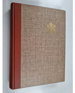 Kirjailijan Tyyni Tuulio käytetty kirja Tyttönormaalilyseon matrikkeli 1-2 : Koulun historia 1869-1919 ; Koulun opettajat ja oppilaat