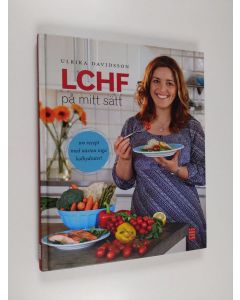 Kirjailijan Ulrika Davidsson käytetty kirja LCHF på mitt sätt : 100 recept med nästan inga kolhydrater!