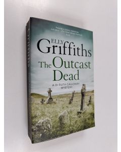 Kirjailijan Elly Griffiths käytetty kirja The outcast dead : a Dr Ruth Galloway mystery
