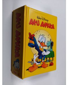 Kirjailijan Walt Disney käytetty teos Aku Ankka puolivuosikerta 1998 (nrot 26-52 kansiossa, nro 40 puuttuu)