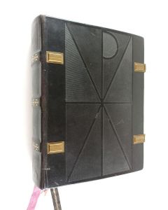 käytetty teos Kodin Raamattu eli Pyhä Raamattu apokryfikirjoineen liitteinä 44 Rembrandtin maalausten värijäljennöstä ja Raamatun historian kartasto