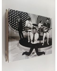 Kirjailijan Glenn Crouch käytetty kirja Treasures of the Rolling Stones (laatikossa)