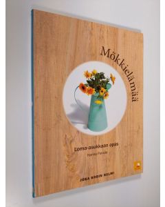 Kirjailijan Hanna Pukkila uusi kirja Mökkielämää : loma-asukkaan opas