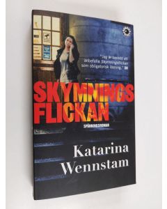 Kirjailijan Katarina Wennstam käytetty kirja Skymningsflickan : [spänningsroman]