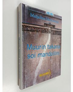 Kirjailijan Maijaliisa Dieckmann käytetty kirja Muurin takana soi mandoliini