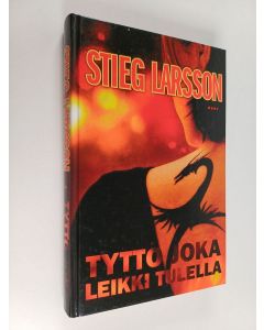 Kirjailijan Stieg Larsson käytetty kirja Tyttö joka leikki tulella